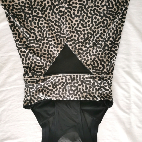 Lululemon top size 2 - Picture 4 of 4